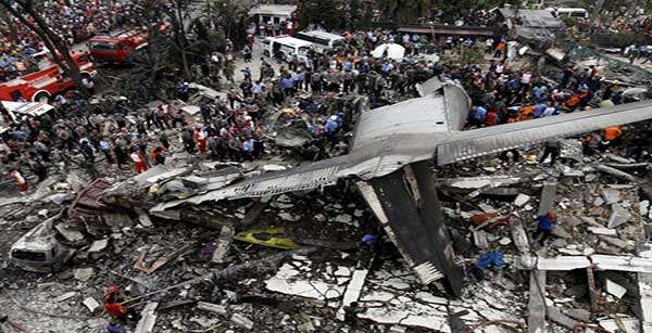 Avião militar cai na Indonésia e mata dezenas