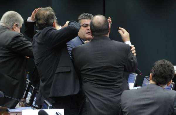 Deputados saem no tapa em sessão do Conselho de Ética que avalia cassação de Cunha