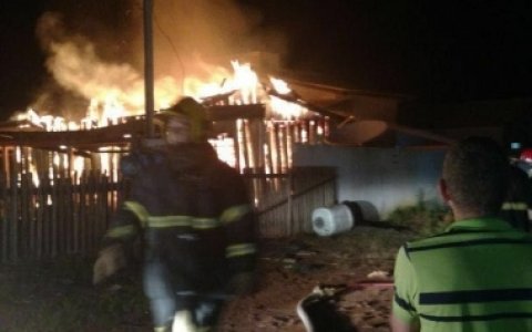  Residência é destruída por incêndio em Juína-MT