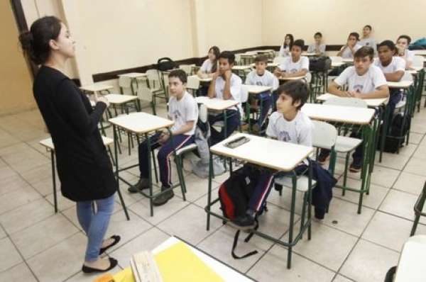 Professores no Brasil ganham menos que outros profissionais com a mesma formação