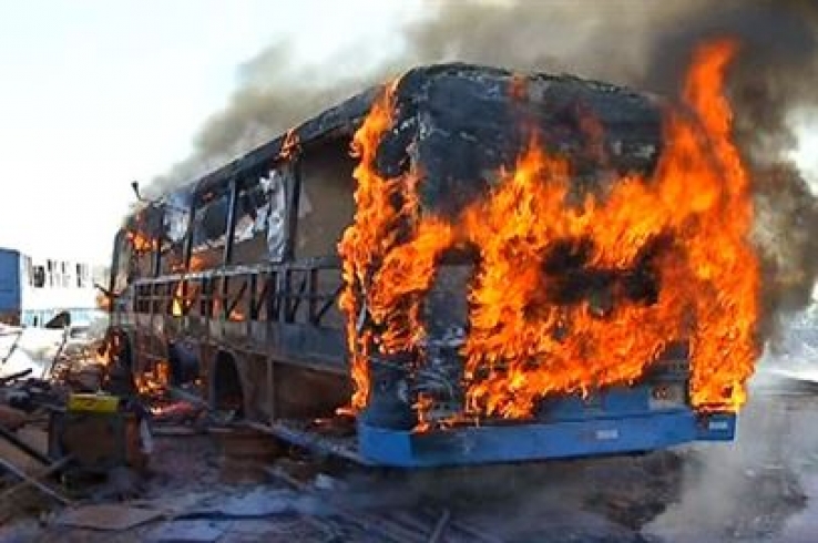 MT: Ônibus pega fogo dentro de oficina ao passar por manutenção