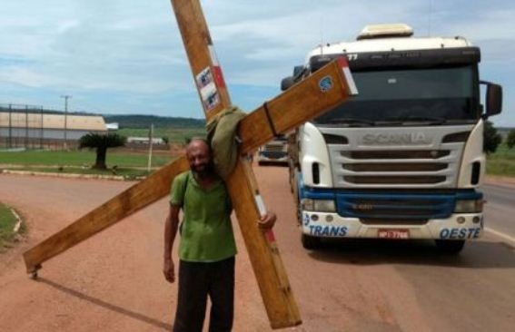 Ex-detento celebra a liberdade carregando cruz