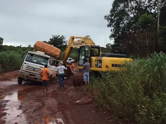 Cerca de 40 veículos estão presos em atoleiros no Araguaia, diz Defesa Civil