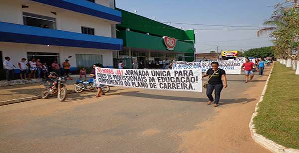 Com faixas e cartazes, professores fazem manifestação no Centro de Colniza