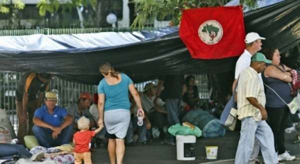 MST monta acampamento em frente à sede do Incra para cobrar estrutura