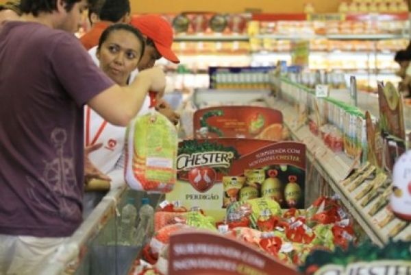 Fiscalização flagra produtos vencidos em supermercados