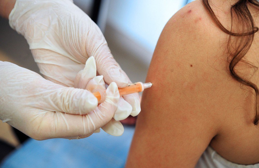 Anvisa pode liberar vacinação em farmácias; entidades criticam proposta