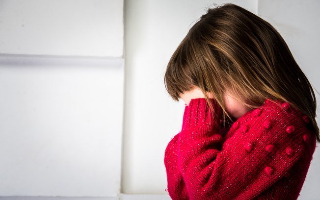 Menina de sete anos contrai duas DSTs após ser abusada pelo pai adotivo 