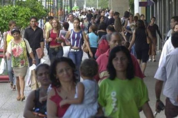 Brasil tem quase 6 milhões de mulheres a mais que homens