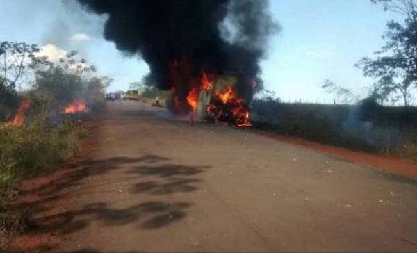Ônibus que transportava mais de 30 passageiros fica destruído após pegar fogo