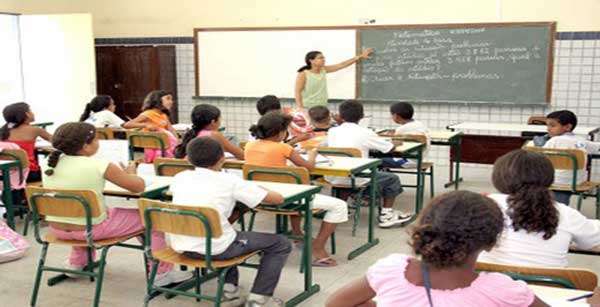 MP quer piso salarial nacional para professores de Castanheira