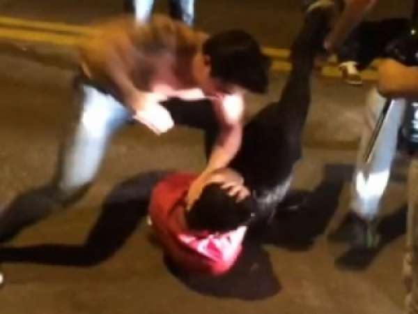 Jovem é espancado até desmaiar durante briga de rua