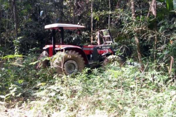 Polícia localiza em Juruena trator roubado em fazenda de Acorizal