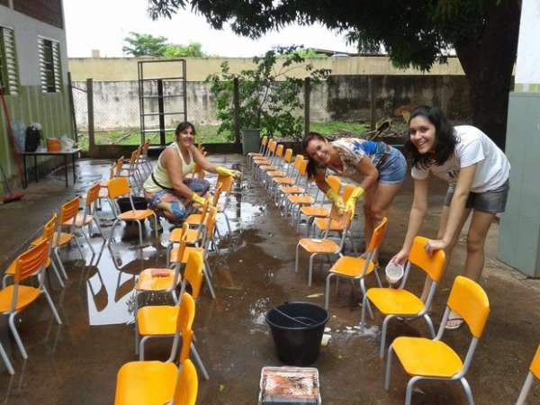 Alunos de faculdade reformam salas de escola pública em Cuiabá