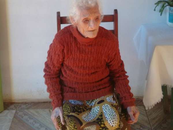 Com 120 anos, paranaense prova que está viva para receber aposentadoria