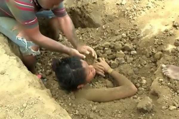 Garota atingida por raio é enterrada viva para ''curar as dores''