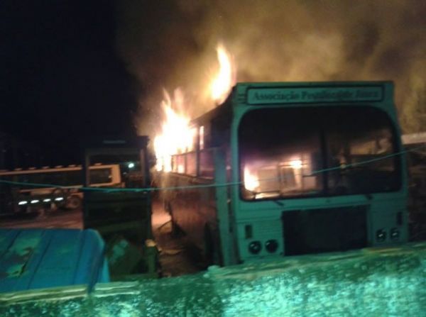Vândalos queimam veículos na garagem da prefeitura de Juara em forma de represália