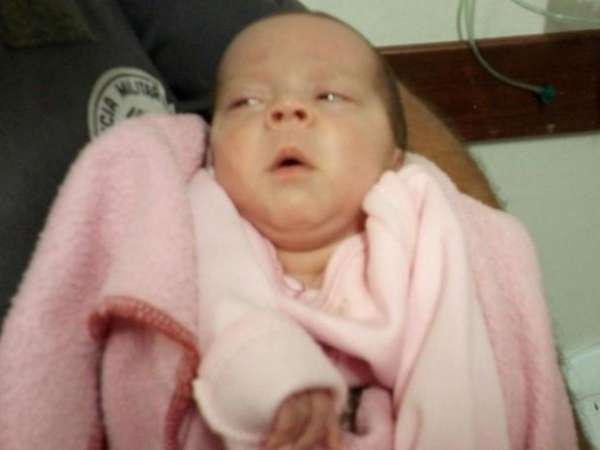 Bebê engasgado é salvo por PMs que faziam blitz: 'Anjos', diz mãe