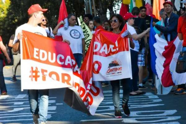 Governador apela para que professores encerrem a greve em MT