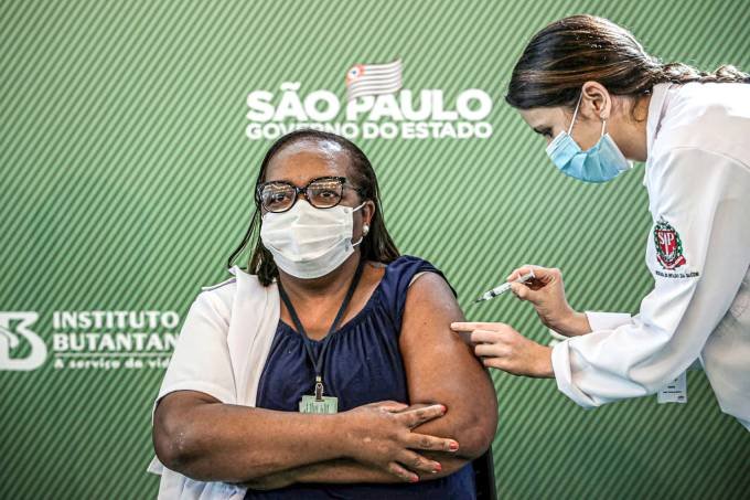 Enfermeira de SP é a primeira pessoa vacinada contra covid-19 no Brasil