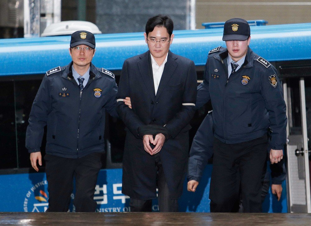 Herdeiro da Samsung é condenado a 5 anos de prisão na Coreia do Sul
