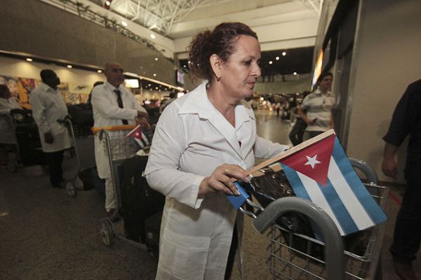 Cuba pressiona profissionais do Mais Médicos por volta de parentes