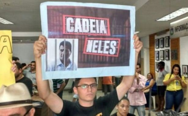 Protesto na câmara pede CPI contra prefeito de Cuiabá