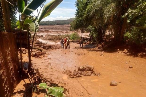 Barragem rompe e lama invade Brumadinho, em Minas Gerais
