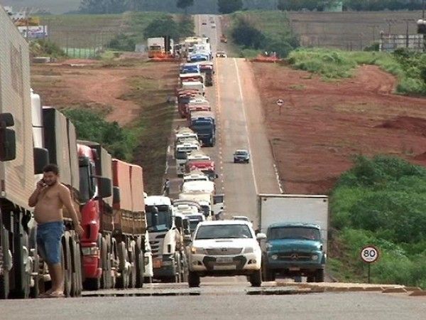Manifestantes fecham rodovias em Cuiabá, Jaciara e São Vicente; em Lucas bloqueio continua