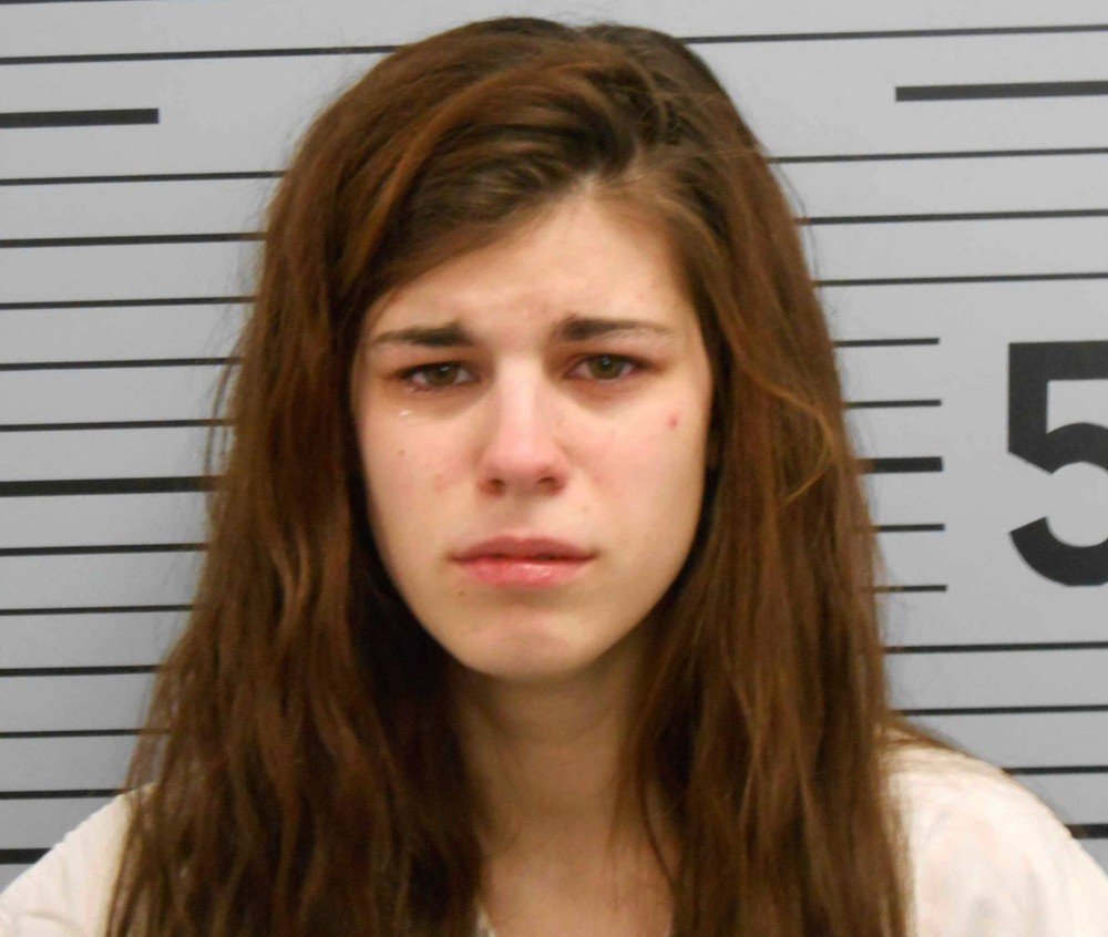 Garota de 19 anos é presa após engravidar de garoto de 14 anos 