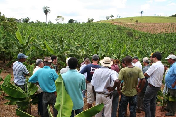 Produtores de Colniza recebem orientação para coletar amostras de solo