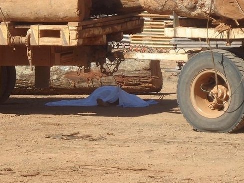 Trabalhador morre após ser atingido por tora que se desprendeu de caminhão