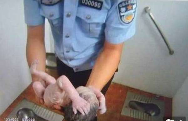 Bebê abandonado em banheiro é encontrado com a cabeça dentro da privada