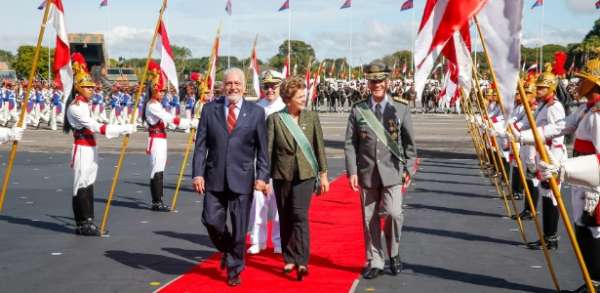 Dilma tira poder de comandantes militares e causa "histeria geral"