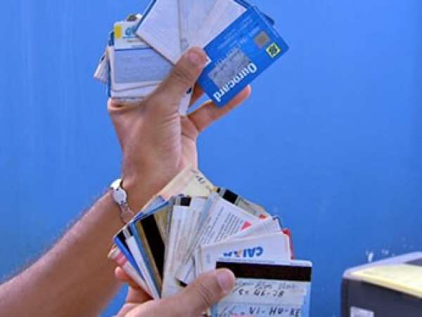 Homem é preso com 656 cartões de banco e do Bolsa Família, diz polícia