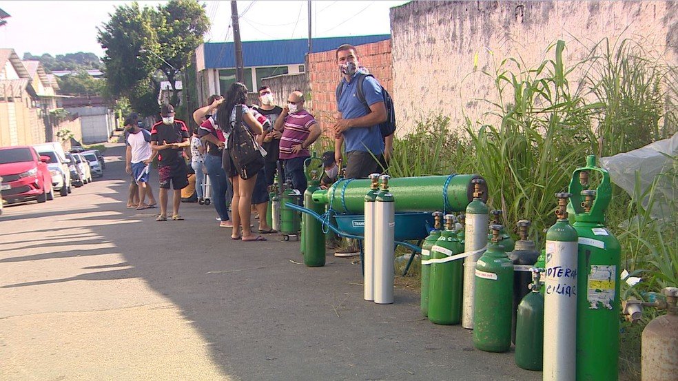 Famílias com doentes em casa madrugam em fila para tentar comprar oxigênio em Manaus