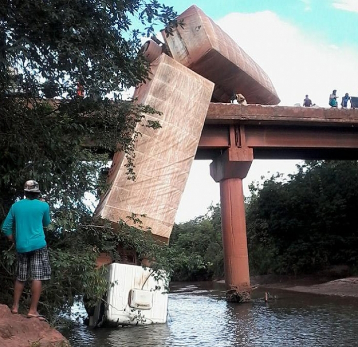 Carreta fica pendurada em ponte em Mato Grosso
