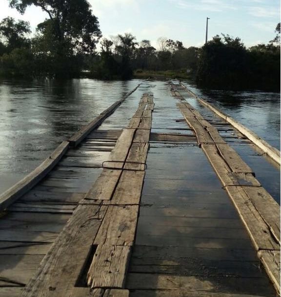 Rio transborda e quase encoberta ponte em MT