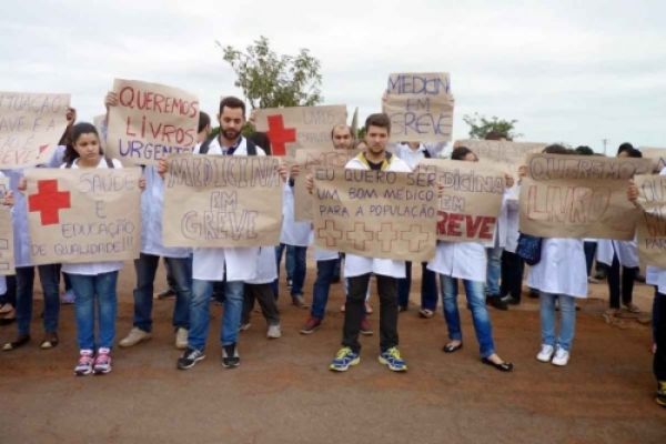 Acadêmicos de medicina da Unemat deflagram greve