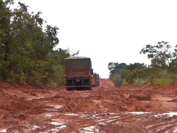 Estradas ruins fazem agricultores de Mato Grosso pagar mais para escoar grãos
