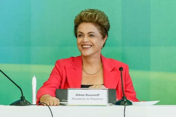 "Não é possível que a idade média de aposentadoria no Brasil seja 55 anos", diz Dilma