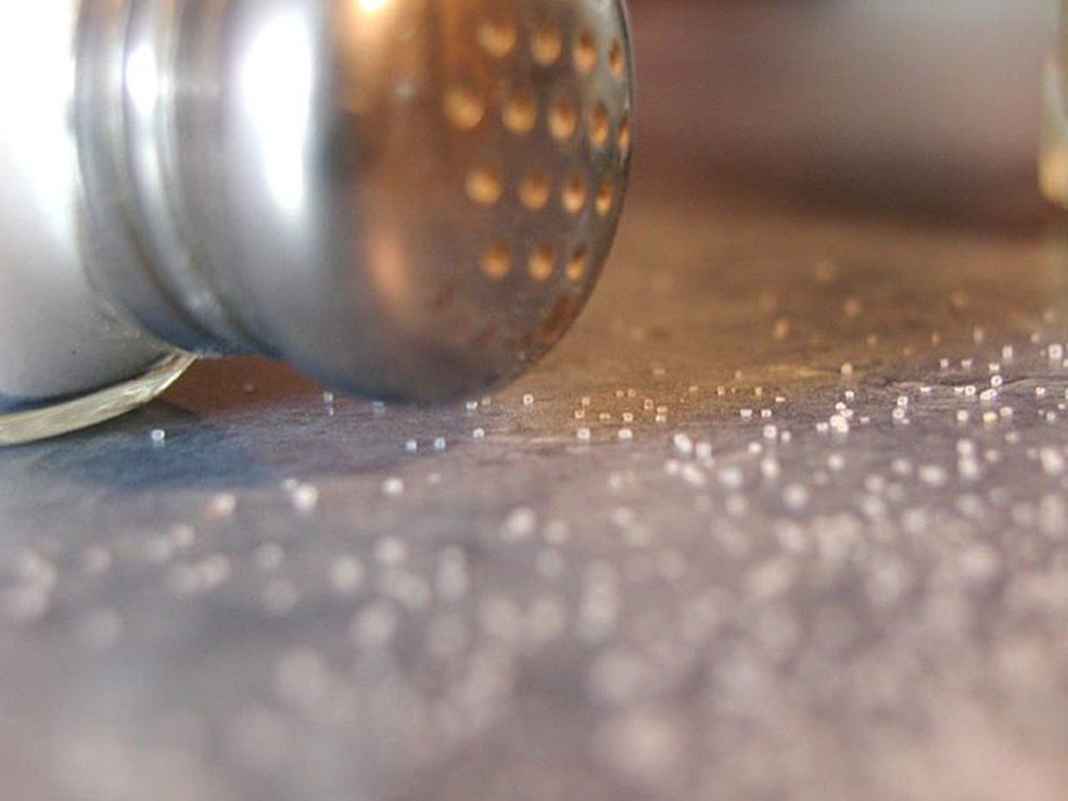 Alimentação com menos sal poderia salvar milhões de vidas, diz estudo
