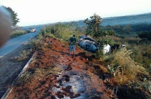 Acidente envolve caminhão tanque na BR 364 próximo a Alto Araguaia
