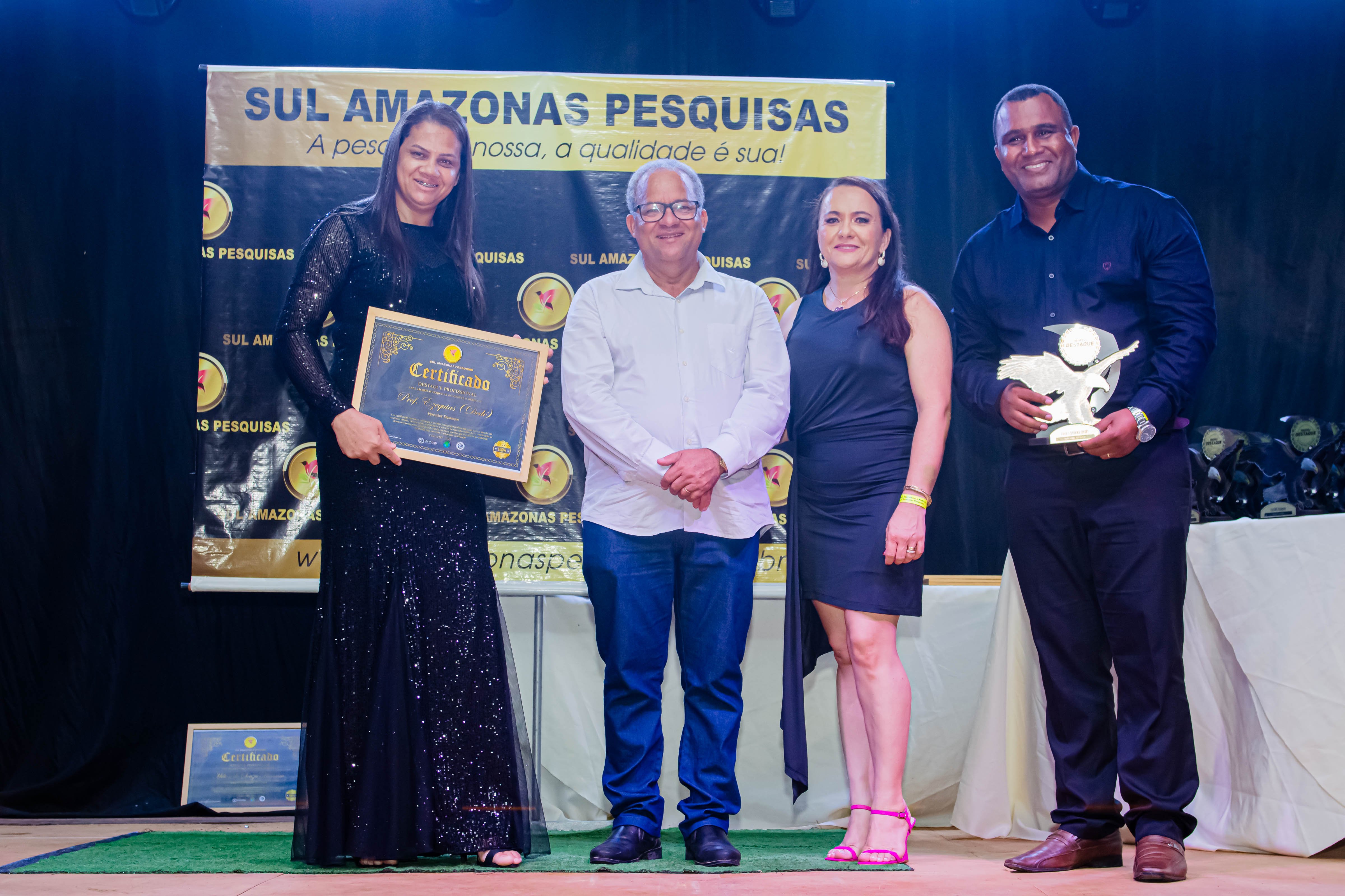 Ezequias Dedé recebe prêmio de vereador destaque do ano de 2023.