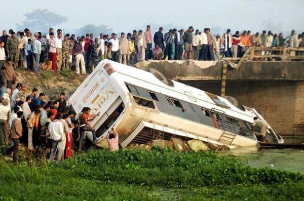 Acidente de ônibus na Índia deixa mais de 30 mortos