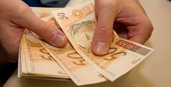 Governo prevê fechar 2016 no vermelho e propõe salário mínimo de R$ 865,50