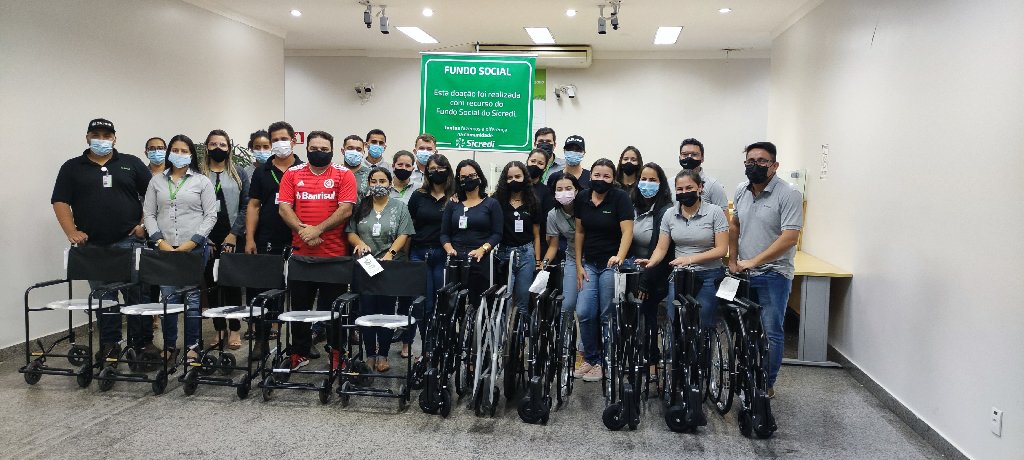 Sicredi Colniza realiza doação de cadeiras de rodas e cadeiras de banhos para o Rotary