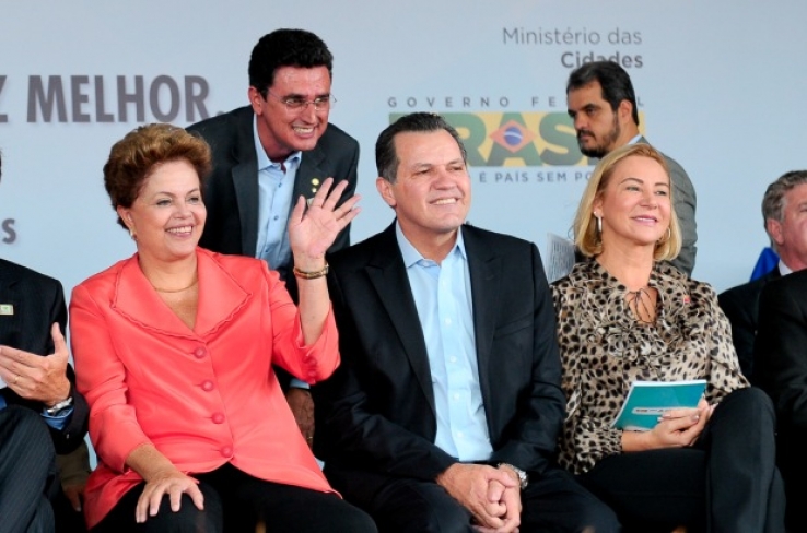 Dilma entrega casas, visita Arena Pantanal e participa de formatura do Pronatec