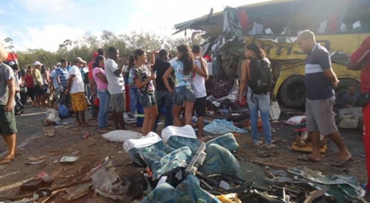 Acidente com ônibus mata 14 pessoas na Bahia