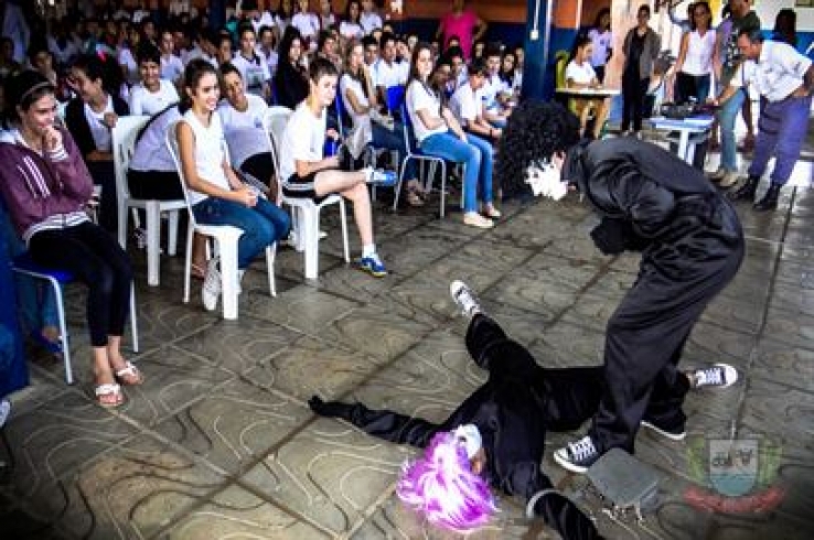 Sorriso: Teatro tentar mobilizar os alunos na Semana Nacional do Trânsito